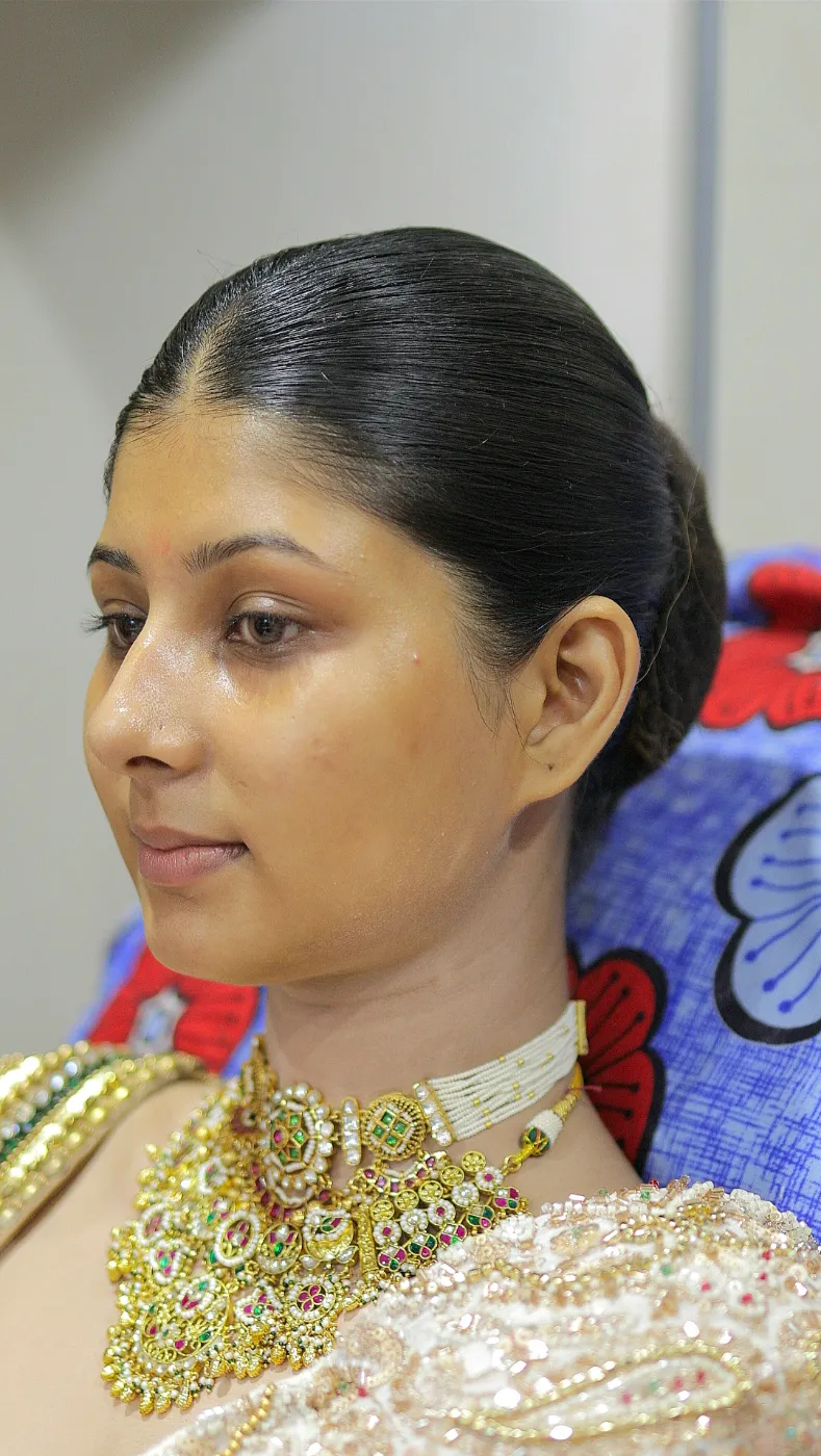 Bride makeup se pehle, bina makeup ke, profile view